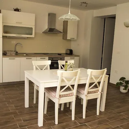 Apartamento In Kamno Mit Gemeinsamer Terrasse